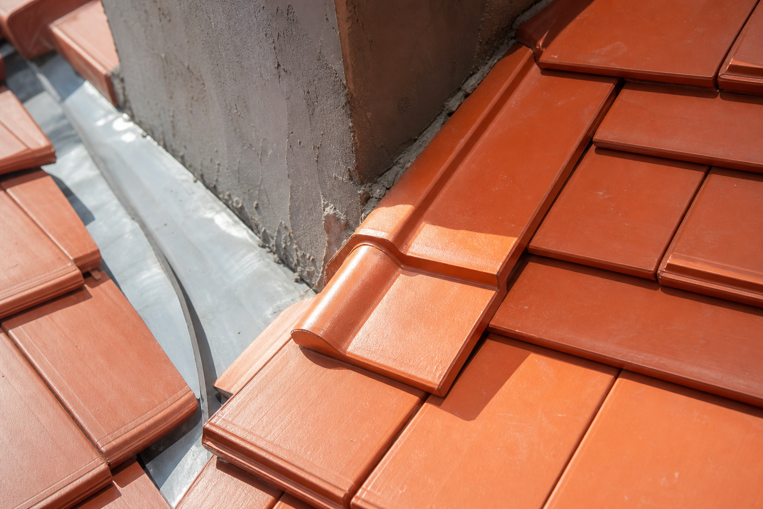 Ảnh thực tế minh họa ngói chắn nước trong hệ mái ngói